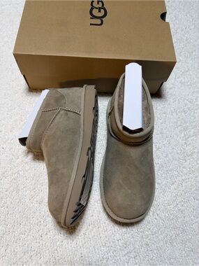 UGG Classic Ultra Mini Boot Dune Kids 5 Women’s 7 Brand New
